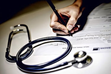 Licencias médicas emitidas en 2023 bajaron casi 16% y la tasa de rechazos subió en isapres y Fonasa