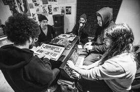 “Hemos vuelto del abismo”: escucha lo nuevo de Cómo Asesinar a Felipes