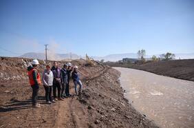 Ministerio de Obras Públicas retira más de 2 mil toneladas de basura del río Mapocho en Pudahuel