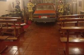 Hombre estrella su auto contra altar mayor de iglesia de San Vicente de Tagua Tagua