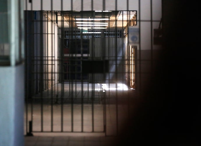 Investigan homicidio de interno en cárcel de Acha en Arica La Tercera