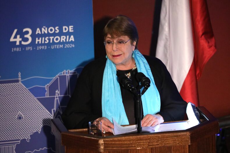 La expresidenta Michelle Bachelet, llega hasta la UTEM para ofrecer una conferencia magistral sobre los desafíos actuales de la educación superior pública en Chile, en el marco del 43° aniversario de la universidad.