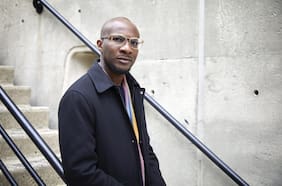 Teju Cole reabre las charlas presenciales en el ciclo La Ciudad y las Palabras de la UC