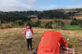Estudiar en el cerro: la historia de Yazu, la niña que acampa para sus clases virtuales