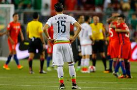 “Por favor, diles a tus compañeros que paren”: Claudio Bravo revela el ruego de Chicharito Hernández en la goleada sobre México