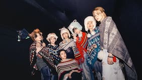 BTS ya está en Chile: el singular operativo de sus fans y cómo quedó la cancha en otros estadios del continente