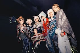 BTS ya está en Chile: el singular operativo de sus fans y cómo quedó la cancha en otros estadios del continente