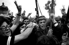 A 50 años del golpe contra la dictadura de Portugal: ¿Qué queda por hacer con la “Revolución de los Claveles”?