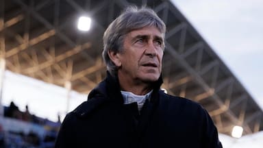 El enfado de Manuel Pellegrini tras la dura derrota del Betis: “Inventan un penal para estirar más el marcador”