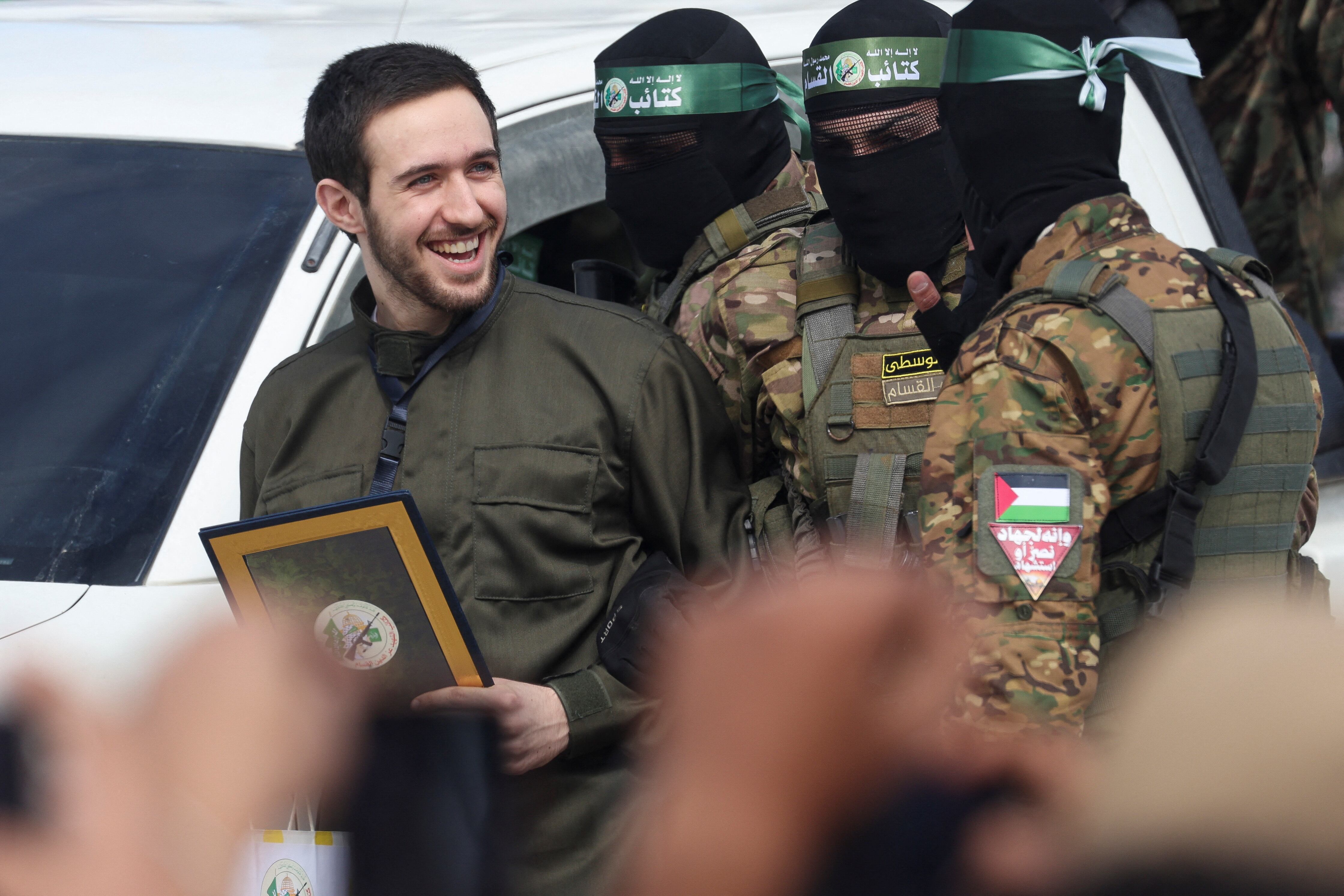 Omer Shem Tov, un rehén retenido en Gaza desde el ataque del 7 de octubre de 2023, es escoltado por militantes de Hamas mientras es liberado, en Nuseirat, Gaza, el 22 de febrero de 2025. Foto: Archivo