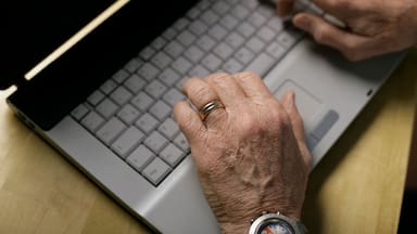 Mujeres mayores trabajan 39 días más al año que los hombre en labores no remuneradas