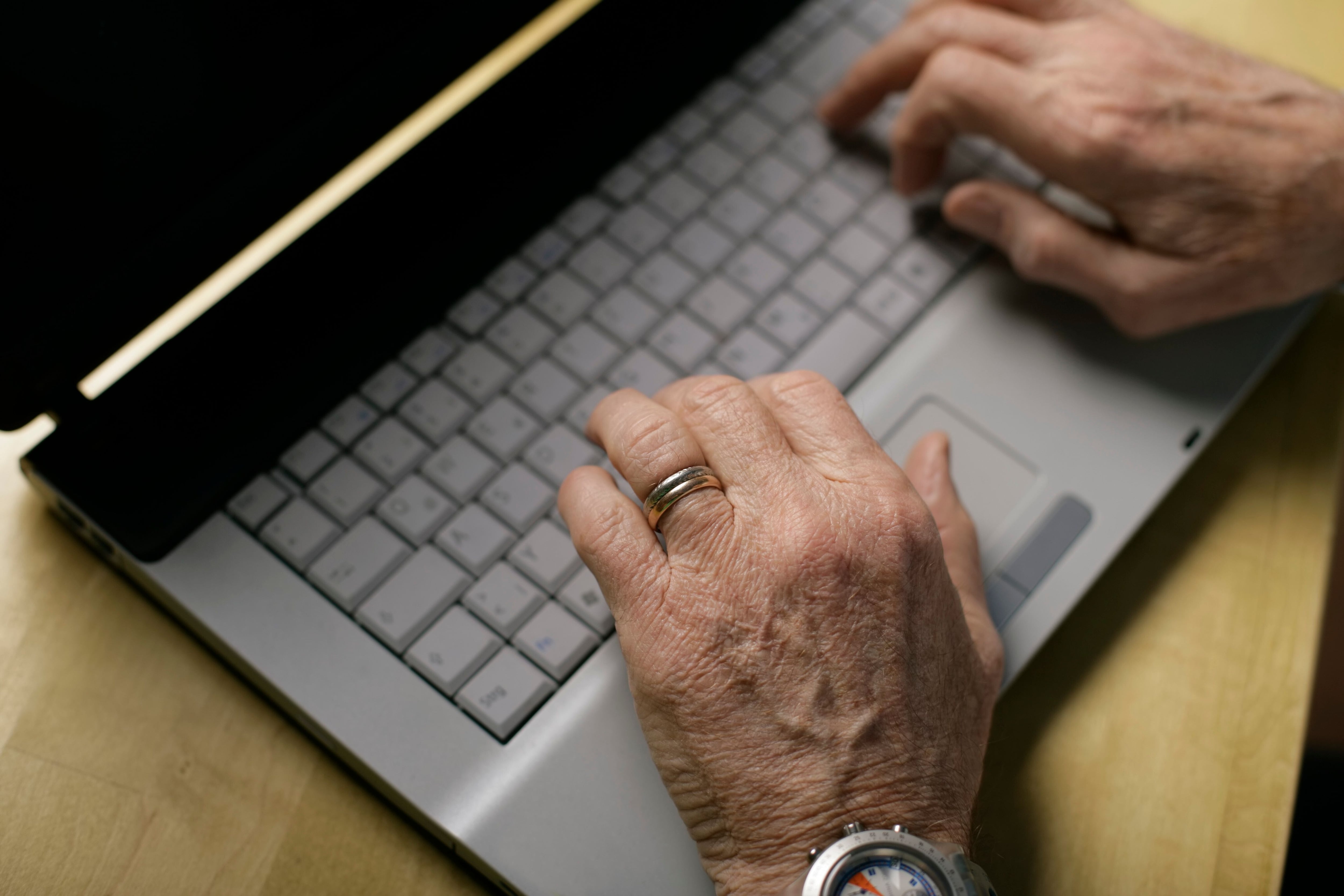 Mujeres mayores trabajan 39 días más al año que los hombre en labores no remuneradas