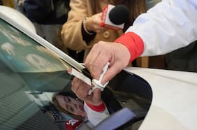 Ahora sí es oficial: fijan fecha máxima para grabar la patente de los autos en los vidrios