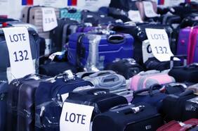 Remate de maletas extraviadas logra récord de participantes