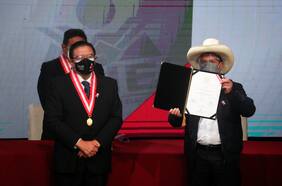Pedro Castillo recibe las credenciales como Presidente electo de Perú y llama a la unidad nacional