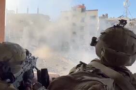 Denuncian que francotiradores israelíes matan a tres palestinos y dejan heridos a diez en hospital en el sur de Gaza