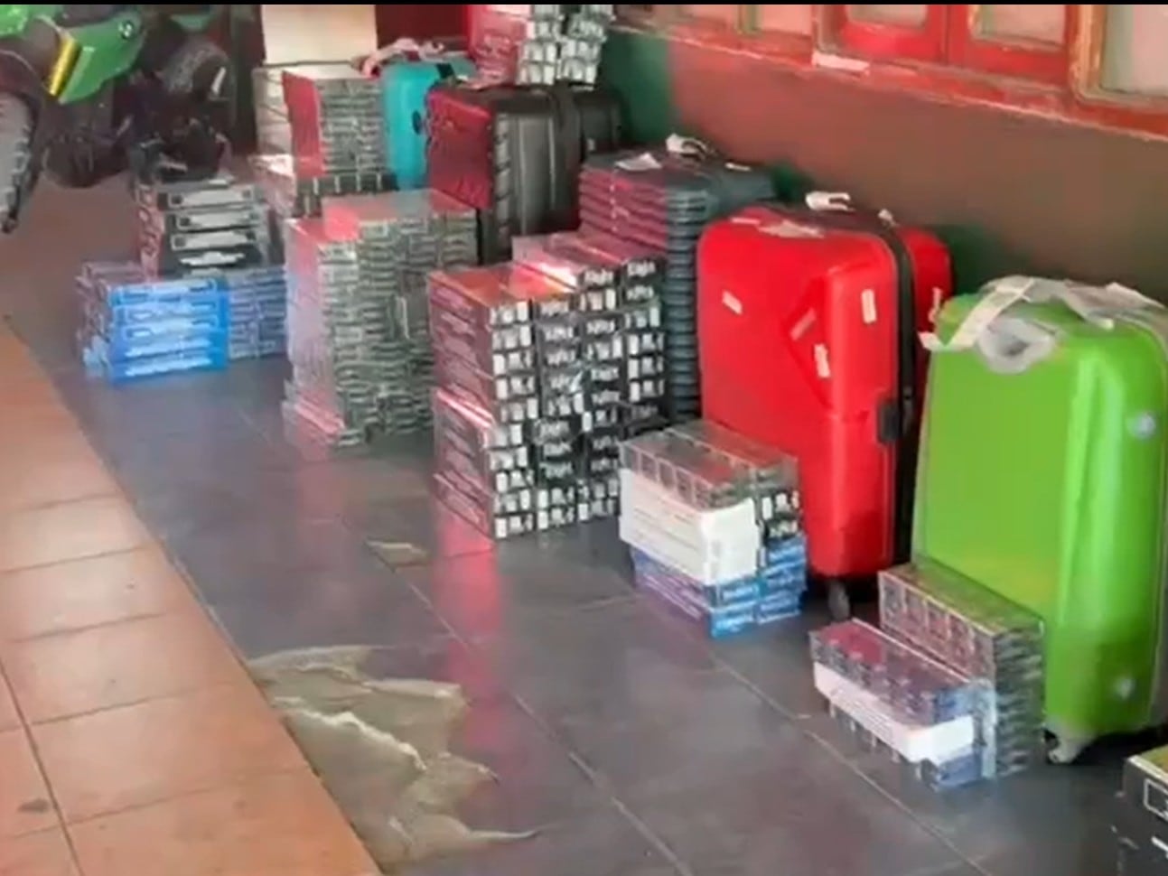 Fiscalía formaliza a 14 pasajeros de vuelos descubiertos con 534 cartones de cigarros de contrabando en Calama