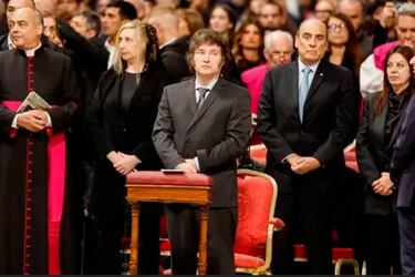 Javier Milei durante misa de canonización en el Vaticano