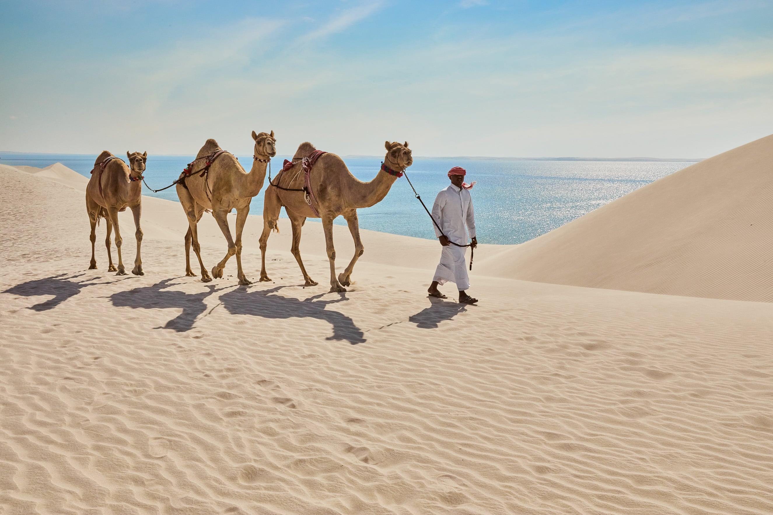 Khor Al Adaid, o Mar Interior, es una reserva natural en la que el mar se interna en el desierto. Por su valor ecológico, se ha propuesto para ser incluida en la lista de Patrimonio Mundial de la Unesco.