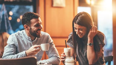 Por qué tomar café te pone de buen humor (incluso si no tiene cafeína), según un estudio