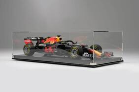 Esta réplica del Red Bull campeón de Verstappen puede ser tuya por casi nueve millones