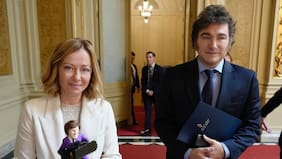 Del juego de té de Orbán a la estatuilla de Milei con motosierra: Meloni subastará los regalos de líderes mundiales