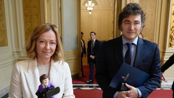 Del juego de té de Orbán a la estatuilla de Milei con motosierra: Meloni subastará los regalos de líderes mundiales