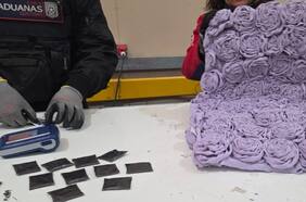 Aduanas incauta 68 sobres de cocaína ocultos en las costuras de un vestido