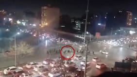 Violentas protestas en Irán: un auto a toda velocidad embistió a fuerzas de seguridad