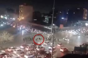 Violentas protestas en Irán: un auto a toda velocidad embistió a fuerzas de seguridad