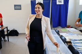 Karol Cariola irrumpe en el Senado por Valparaíso y promete desplegar “toda la fuerza” para llevar a Jeannette Jara a La Moneda