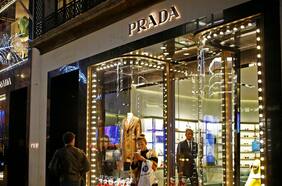 Prada supera los 1.000 millones de euros en ventas hasta marzo por alta demanda en China y Europa