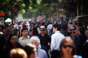 ¿Puedo sacarme la mascarilla en la feria o la calle? ¿En el Paseo Ahumada? ¿En el patio del colegio? Minsal aclara las dudas que dejó el nuevo plan sanitario
