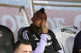 El consejo de Johnny Herrera para el “suplente” Arturo Vidal: “¿A los 38 años va a tener más recorrido que los demás?”