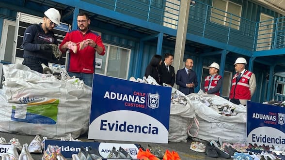 Incautan más de 16 mil pares de zapatillas falsificadas en contenedor que provenía desde China en el puerto de Valparaíso