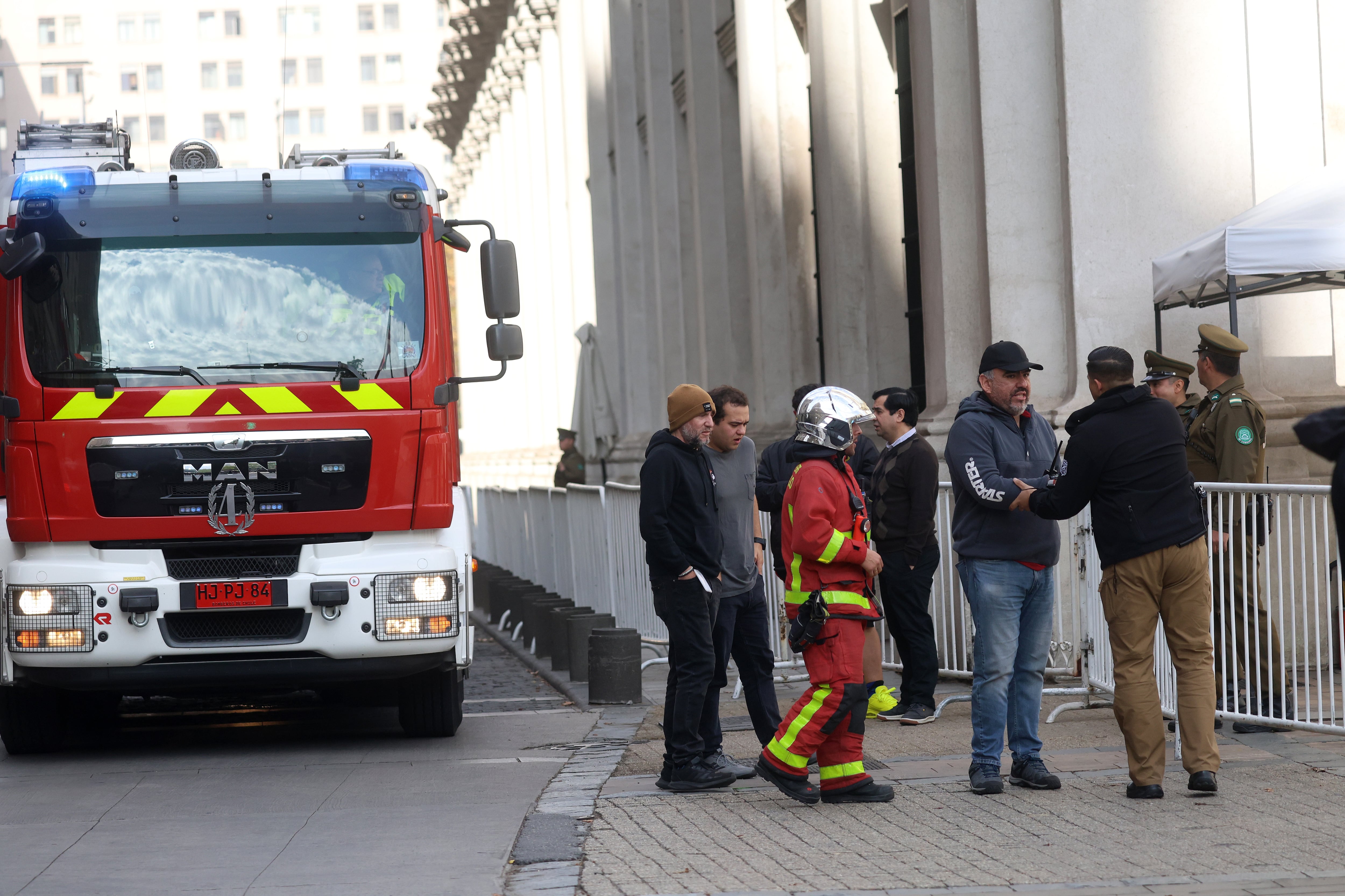 Evacuación masiva en el centro de Santiago por olor a gas.