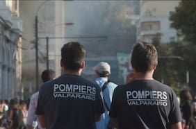 Pirópolis: el documental acerca de los bomberos de Valparaíso que involucra a la productora de El agente topo
