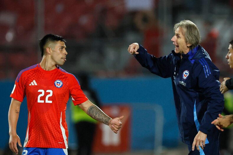 Ricardo Gareca gives instructions to Alexander Aravena.