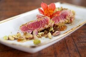 Atún con chutney de papayas