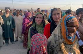 Decenas de miles de personas en Afganistán están atrapadas mientras los vecinos cierran sus fronteras