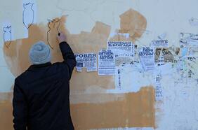 El artista callejero que denuncia la guerra de Ucrania en los muros de Borovsk