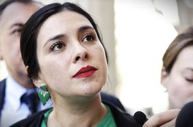 “Los detectives no accedieron a entregar copia de la resolución del tribunal”: Las gestiones del abogado de Karol Cariola tras allanamiento