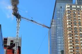 El impactante momento en que una grúa se desploma e impacta un edificio en New York