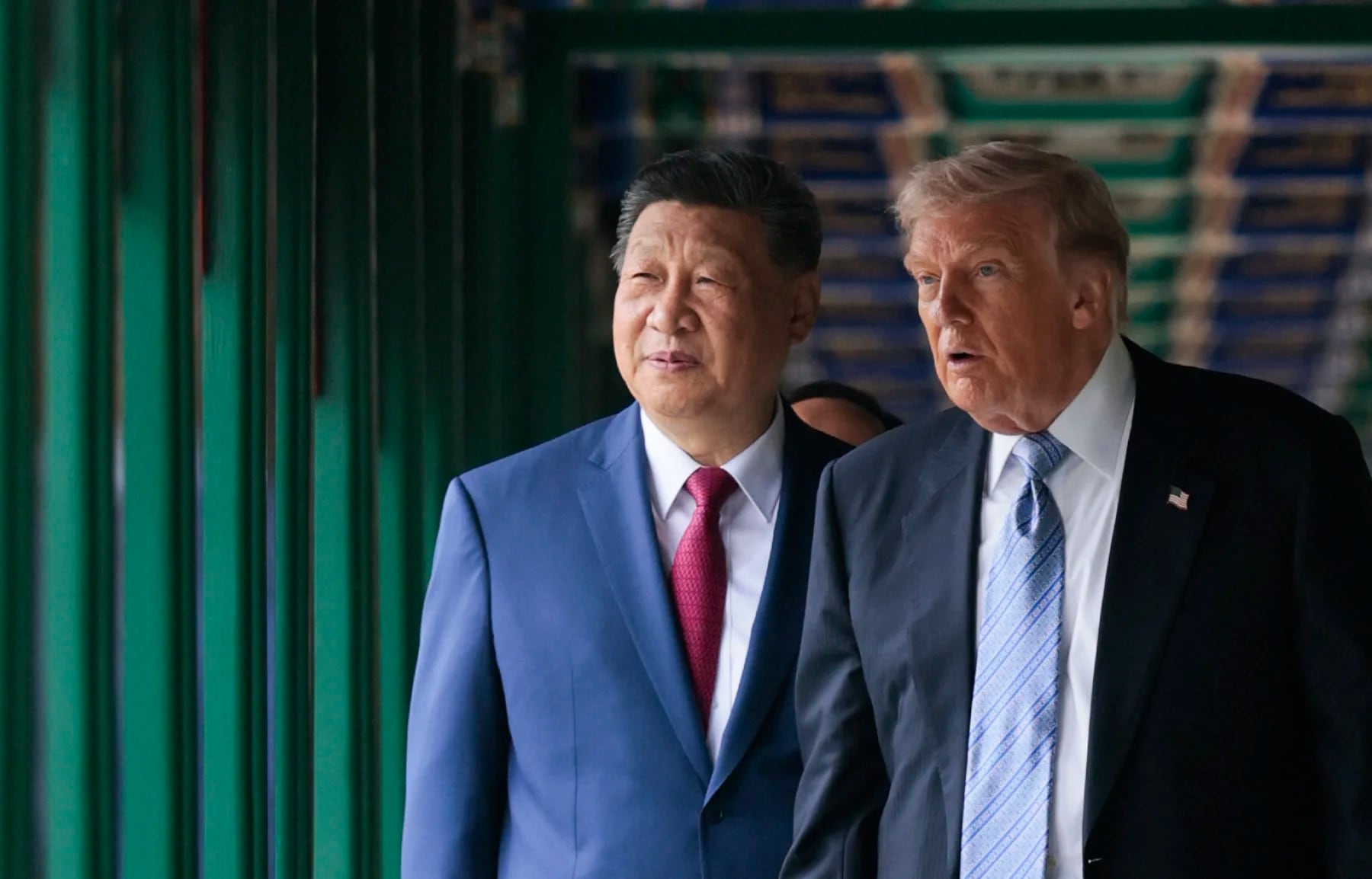 Donald Trump y Xi Jinping recorren el jardín de Zhongnanhai, el 15 de mayo de 2026, en Beijing.