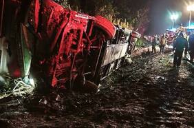 Bus con 43 pasajeros cerca de Loncoche se vuelca en el kilómetro 743 de la Ruta 5 Sur