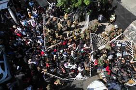 Caos, filas y confusión marcan enrolamiento de migrantes en Estadio Víctor Jara y obligan a suspender proceso