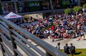 Localizan el arma que se habría utilizado en el asesinato de Charlie Kirk pero el tirador sigue prófugo