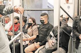 Imposible: estudio de la U. de Chile plantea que medida de un metro de distancia propuesta por el Ministerio de Salud es inalcanzable en el transporte público