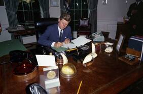 Por qué John Kennedy tenía un coco en su escritorio en la Casa Blanca