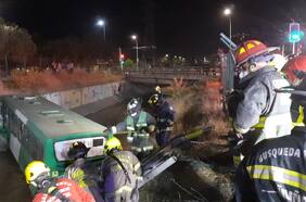 Bus del transporte público cae al Zanjón de la Aguada en Macul